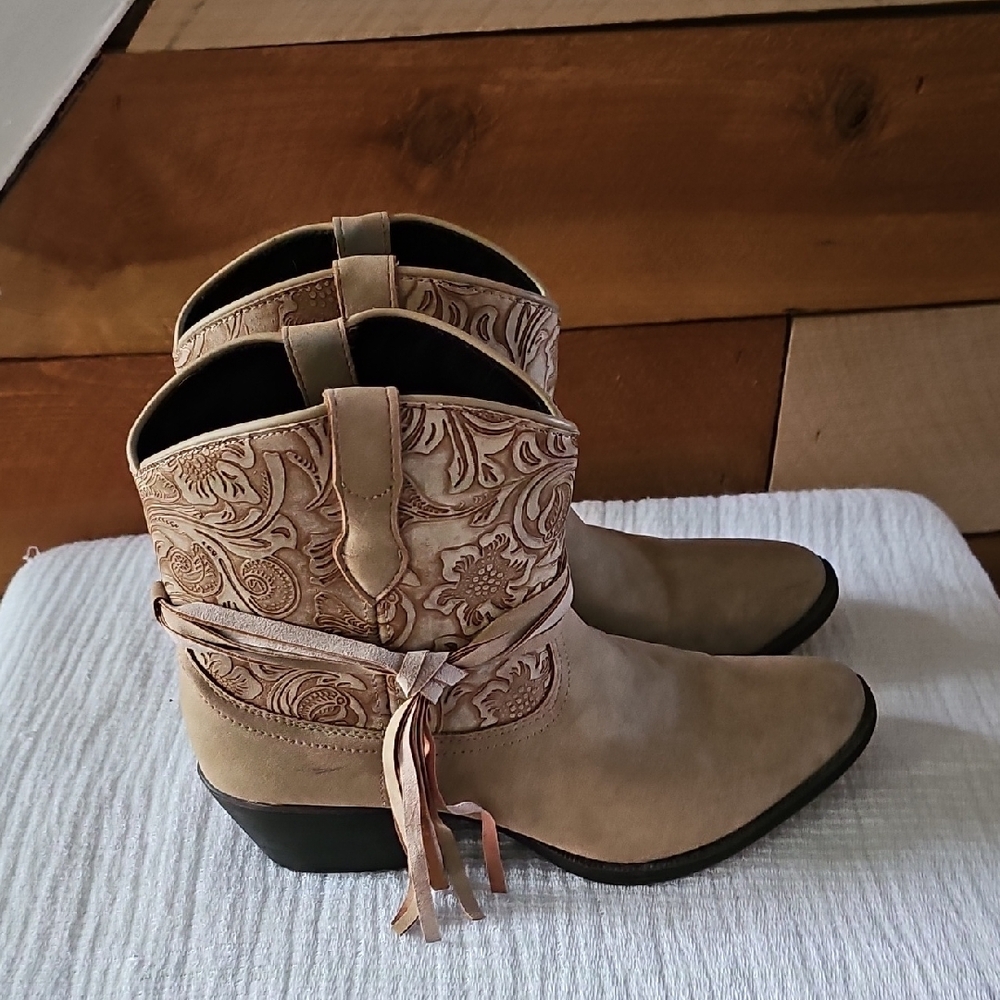 DINGO Sz 9 Tan and Brown Ankle Boots with Tassel Detail